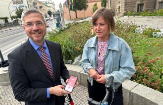 Oberbürgermeister Mike Schubert und Inga Schlichting, Leiterin Produktmanagement und Smart Cities bei der DB Station&Service AG, stellen die DB Rad+ App vor.