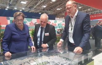 v.l.n.r.: Ministerin Klara Geywitz (Bundesministerium für Wohnen, Stadtentwicklung und Bauwesen), Beigeordneter Bernd Rubelt (Geschäftsbereich Stadtentwicklung, Bauen, Wirtschaft und Umwelt der Landeshauptstadt Potsdam), Bert Nicke (ProPotsdam GmbH)