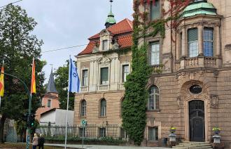 Vor dem Potsdamer Rathaus wurde die Israel-Flagge gehisst.