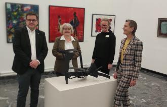 Dr. Birgit-Katharine Seemann, Leiterin des Fachbereichs Kultur und Museum der Landeshauptstadt Potsdam, und Markus Wicke, Vereinsvorsitzender des Fördervereins Potsdam Museum e.V. eröffnen die Ausstellung "Mehr davon! Wir sammeln Kunst"