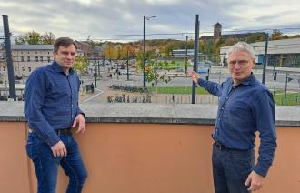 Thomas Schenke und Andreas Olm erläutern die Umstellung der Verkehrsführung am Leipziger Dreieck, die spätestens am 9. November 2023 abgeschlossen sein wird.