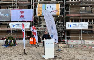 Richtfest Wieselkiez, Oberbürgermeister Mike Schubert vor dem neuen Gebäude