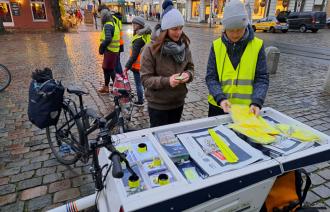 Aktion „FahrRad-Licht“ als Teil der „Landesweiten Tage der Sichtbarkeit“ am 23. November vor dem Nauener Tor in Potsdam.