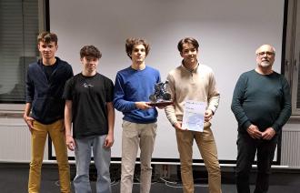 Schüler des Helmholtz-Gymnasiums haben den Preis von Andreas Walter überreicht bekommen. 