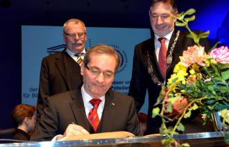 Matthias Platzeck trägt sich in das Goldene Buch der Stadt ein