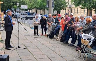 Oberbürgermeister Schubert bei einer Rede vor mehreren Leuten in Gedenken an Max Dortu.