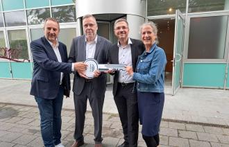KIS-Werkleiter Bernd Richter, Peter Gollas vom Eigentümer, der Lianeo Real Estate GmbH, Oberbürgermeister Mike Schubert und die Leiterin der Fachbereichs Verwaltungsmanagement Katrin Petermann vor dem Bürokomplex in der Edisonallee.
