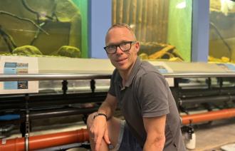 Museumsdirektor Dr. Jobst Pfaender vor dem Aquarium.