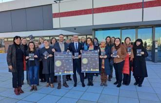 Kulturbeigeordneter Prof. Walid Hafezi und Paola Malavassi, Direktorin des Kulturhauses Das Minsk, mit den kulturellen Akteuren von "Unterwegs im Licht" 2024.