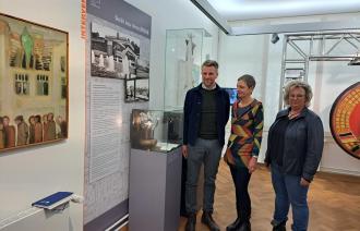Dr. Thomas Steller, Direktor des Potsdam Museums, Dr. Birgit-Katharine Seemann, Leiterin des Fachbereichs Kultur und Museum und Ramona Löser-Fimmel, Hauptabteilungsleiterin Technik der Stadtwerke Potsdam stellen des neue Sammlungsobjekte aus dem Minsk im Potsdam Museum vor.