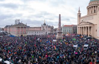 Mehrere Tausend Menschen kamen anlässlich der Demonstration für Toleranz und Menschlichkeit auf den Alten Markt Potsdam