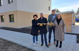 Brigitte Meier, Mike Schubert, Bert Nicke und Sandra Jacob bei der Einweihung Sonderbauprogramm Gluckstraße