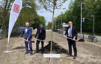 Inbetriebnahme des Bahnhofs Potsdam Pirschheide durch Alexander Kaczmarek, Konzernbevollmächtigter der DB für Berlin, Brandenburg und Mecklenburg-Vorpommern, Oberbürgermeister Mike Schubert und Rainer Genilke, Minister für Infrastruktur und Landesplanung des Landes Brandenburg (v.l.n.r.).