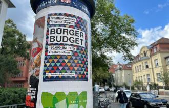 Hinweis auf Bürger-Budgets der Stadt Potsdam an einer Litfaßsäule