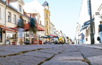 Passanten in der Brandenburger Straße