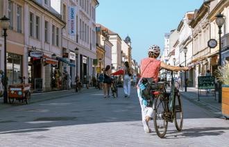 Brandenburger Straße mit Fußgängern und Radfahrern 