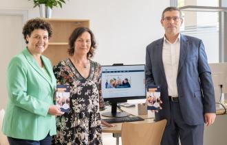 Sozialbeigeordnete Brigitte Meier und Staatssekretär Uwe Schüler eröffnen das Serviceterminal für die Online-Beantragung von Wohngeld  