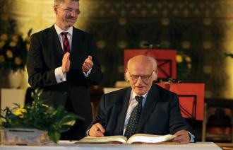 Klaus Büstrin trägt sich ins Goldene Buch ein