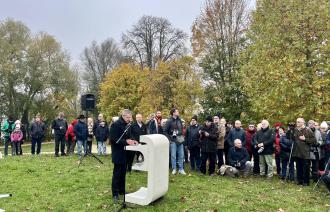 35 Jahre Mauerfall: Oberbürgermeister Mike Schubert spricht an der Glienicker Brück in Potsdam.