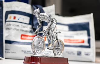 Preis des Wettbewerbs STADTRADELN, eine Person auf dem Fahrrad in silber