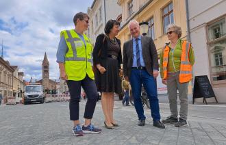 Martina Woiwode, Dr. Sigrid Sommer, Beigeordneter für Stadtentwicklung, Bauen, Wirtschaft und Umwelt, Bernd Rubelt und Suzanne Kluge in der Brandenburger Straße.
