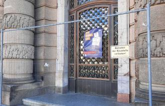 Bauzaun vor dem Eingang des Rathauses
