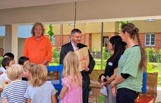 Oberbürgermeister Mike Schubert eröffnet die Michael-Ende-Grundschule.