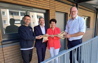 Oberbürgermeister Mike Schubert erhält mit Brigitte Meier symbolisch einen Schlüssel von der ProPotsdam.
