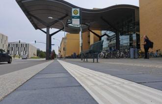 Blindenleitsystem vor dem Hauptbahnhof.
