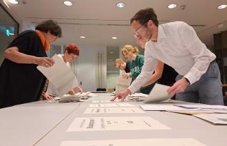 Auszählung im Wahlbüro