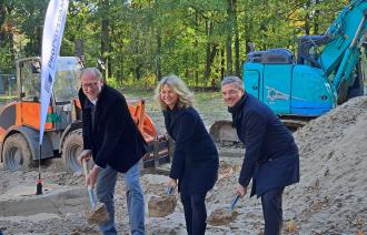 ProPotsdam Geschäftsführer Bert Nicke, die Direktorin der Sportschule „Friedrich Ludwig Jahn“, Dr. Iris Gerloff und Oberbürgermeister Mike Schubert beim Spatenstich.