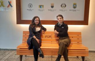 Claudia Sprengel und Bianca Strzeja sitzen auf der "Bank für Respekt" im Foyer der Edisonallee.. 