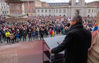 Demo Potsdam! bekennt Farbe auf dem Alten Markt