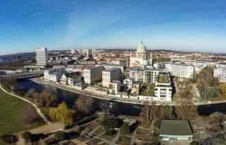 Ein Stadtpanorama mit Blick auf Freundschaftsinsel und Innenstadt.