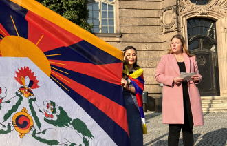 Amanda Palenberg, hisst die Tibet-Flagge.