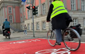Ein Radfahrer fährt über den neuen Knotenpunkt am Landtag.
