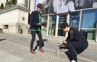 Anna Hege und Tina Denninger bei dem Pressetermin vor dem Potsdam Museum  