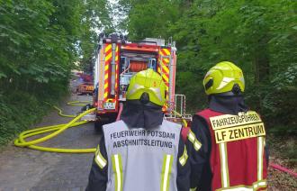 Zwei Feuerwehrmänner im Einsatz