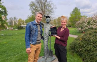 Dr. Thomas Steller steht vor einer Statue auf der Freundschaftsinsel, die Bestandteil des neuen Spaziergangs in der HistoryApp ist.
