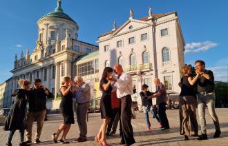 Mehrere Pärchen tanzen auf dem Alten Markt Tango.