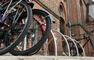 Zwei Fahrräder stehen an Fahrradständern vor dem Rathaus Babelsberg.