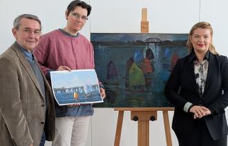 Dr. Hendrikje Warmt, Sammlungsleiterin Bildende Kunst ab 1850 am Potsdam Museum, nahm das Bild von Eva-Maria Uecker, Vorsitzende des Potsdamer Seglerverein e.V., und Vereinsmitglied Wolfgang Vöse, entgegen.