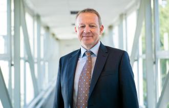 Torsten Wiegel im dunklen Anzug