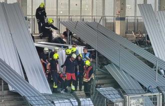 Rettungskräfte auf der Tribüne des Stadions bergen Verschüttete. Eine Übung für den Katastrophenfall.