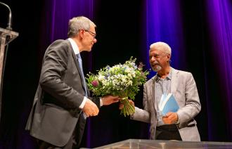 Literaturnobelpreisträger Abdulrazak Gurnah hat sich ins Goldene Buch der Landeshauptstadt eingetragen