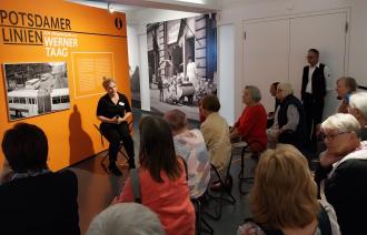 Ältere Menschen sitzen und hören bei der Veranstaltung Silver Salon zu.