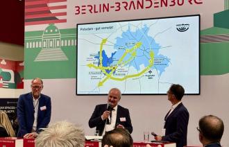 Bert Nicke, Bernd Rubelt und Mirko Nauheimer stehen vor einer Potsdam Grafik und erläutern die neuen Projekte in Potsdam