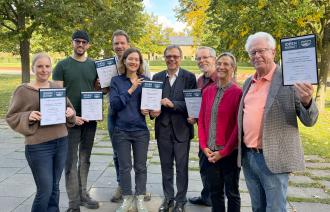 Bürgermeister Burkhard Exner (Mitte) und die Kooperationspartner des Ideen-Budgets 2026 von links: Heike Petrikowski aus Uetz-Paaren, Till Zundel von der Einzelfallhilfe-Manufaktur, Uwe Rühling vom Treffpunkt Freizeit, Anna Volkmar als Stadtteilkoordinatorin in Waldstadt, Jörg Walter vom Bürgerverein und Ortsbeirat Fahrland, Sabine Sütterlin aus dem Ortsbeirat Neu Fahrland und Hartmut Große vom Seniorenbeirat