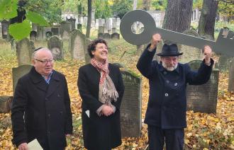 Beigeordnete Brigitte Meier übergibt einen symbolischen Schlüssel für das Erweiterungsgrundstück für den Jüdischen Friedhof an den Landesverband der Jüdischen Gemeinden Land Brandenburg K.d.ö.R.
