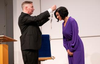 Dr. Hagen Wegewitz überreicht Oberbürgermeisterin Noosha Aubel die Amtskette.